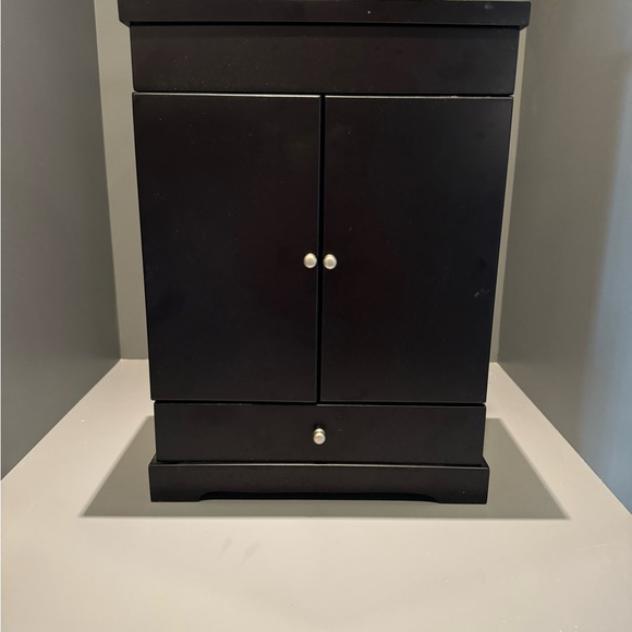 Gorgeous Solid Oak Jewelry Cabinet - Picture 3 of 5